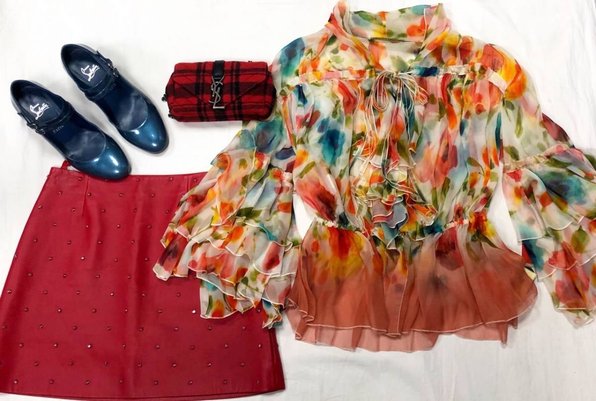 Блузка ERMANNO SCHERVINO размер S цена 15 655 руб 
Юбка /кожа/ декоративные элементы / Miu Miu размер 38 цена 46 965 руб 
Туфли Louboutin размер 38 цена 39 138 руб 
Сумочка SAINT LAURENT