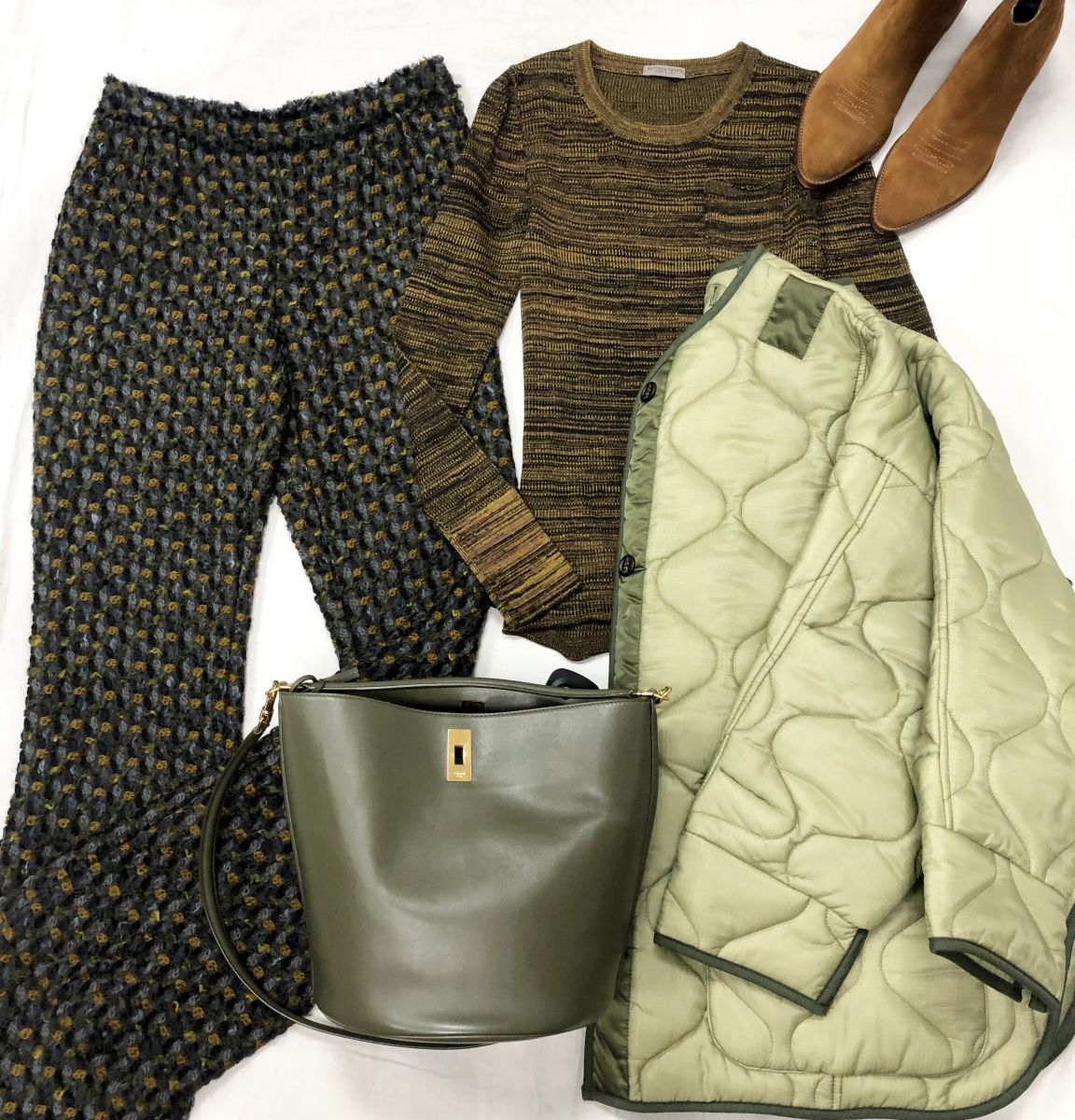 Кофта BOTTEGA VENETA размер 38 цена 9 393 руб 
Брюки DOLCE GABBANA размер 38 цена 15 655 руб 
Сумка Celine