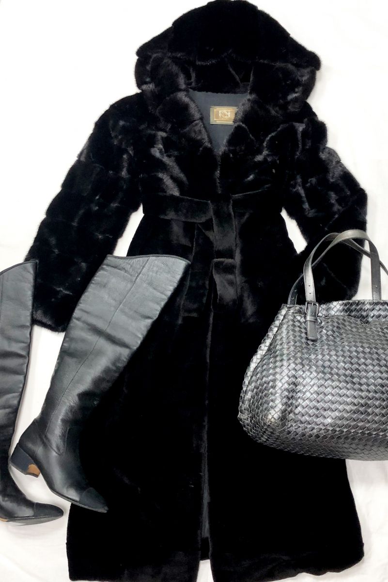 Шуба /мех норки/стриженая норка/ RINDI размер 42 цена 148 732 руб Сапоги Chanel размер 37 цена 39 138 руб Сумка BOTTEGA VENETA