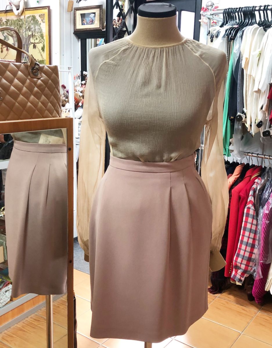 Блузка Hermes размер 40 цена 23 483 руб
Юбка Max Mara размер 42 цена 4 697 руб