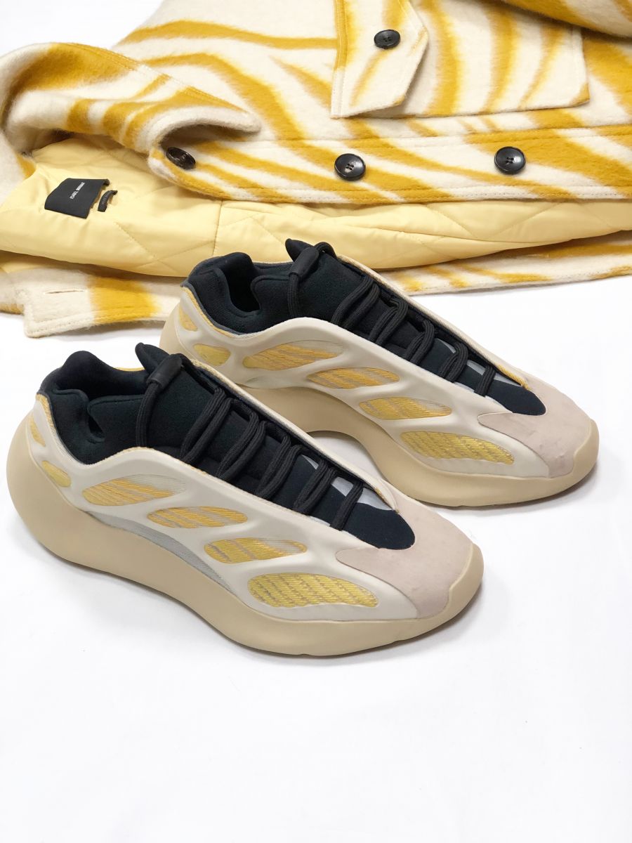 Кроссовки YEZZY размер 7.1/2 цена 23 078 руб