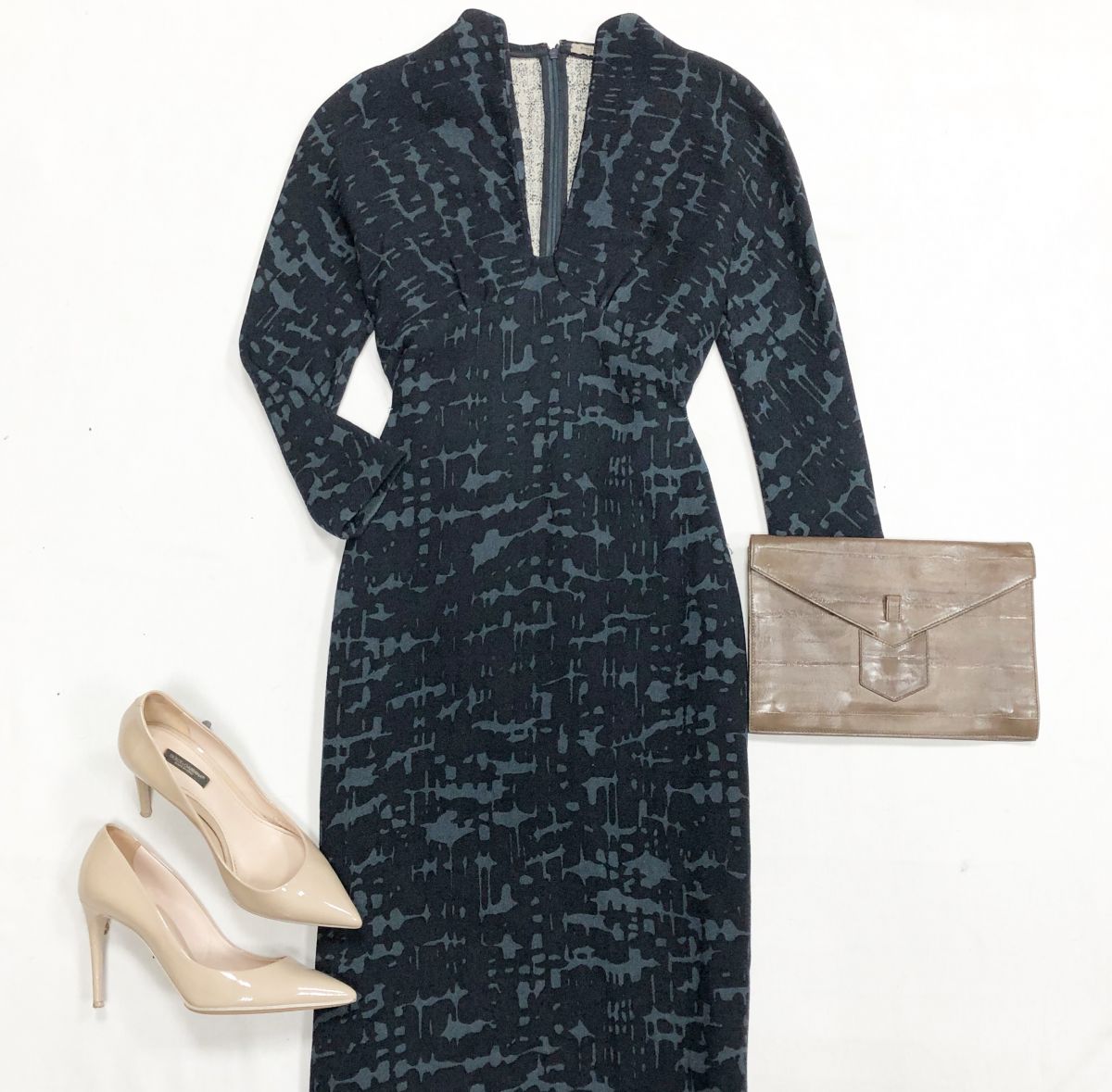 Платье BOTTEGA VENETA размер 38 цена 7 693 рубТуфли Dolce Gabbana размер 38 цена 15 385 рубКлатч Ysl