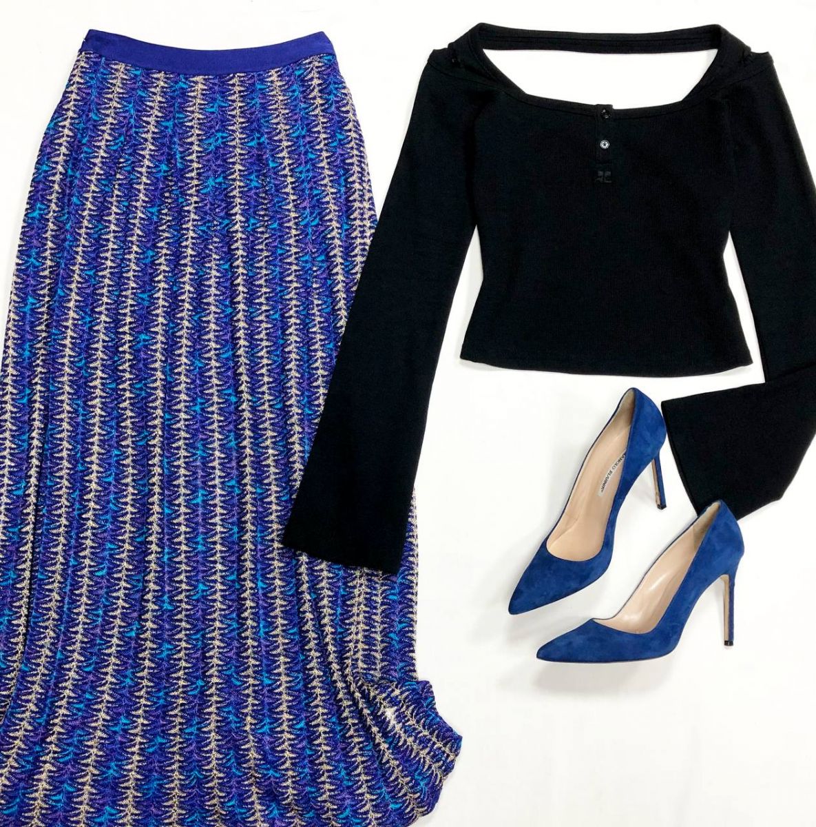 Юбка Missoni размер 44 цена 23 483 руб
Кофта Courreges размер L цена 15 655 руб
Туфли Manolo Blahnik размер 38.5 цена 15 655 руб