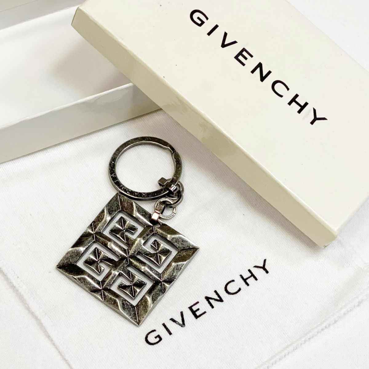 Брелок Givenchy цена 4616 руб 