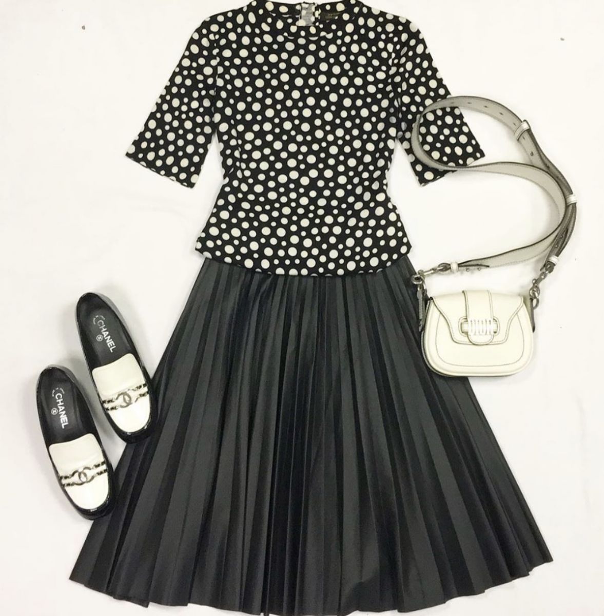 Кофта LOUI VUITTON размер XS цена 10 770 рубЮбка MAX MARA  размер 46 цена 3 846 руб Лоферы CHANEL размер 39 цена 23 077 рубСумка CHRISTIAN DIOR