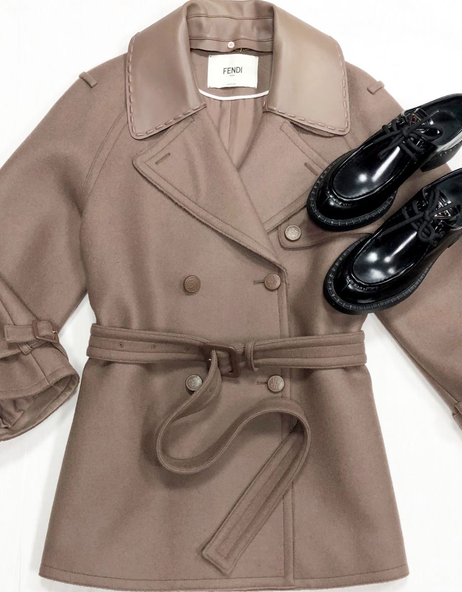 Пальто Fendi размер 38 цена 78 275 руб
Лоферы Prada размер 40 цена 46 965 руб