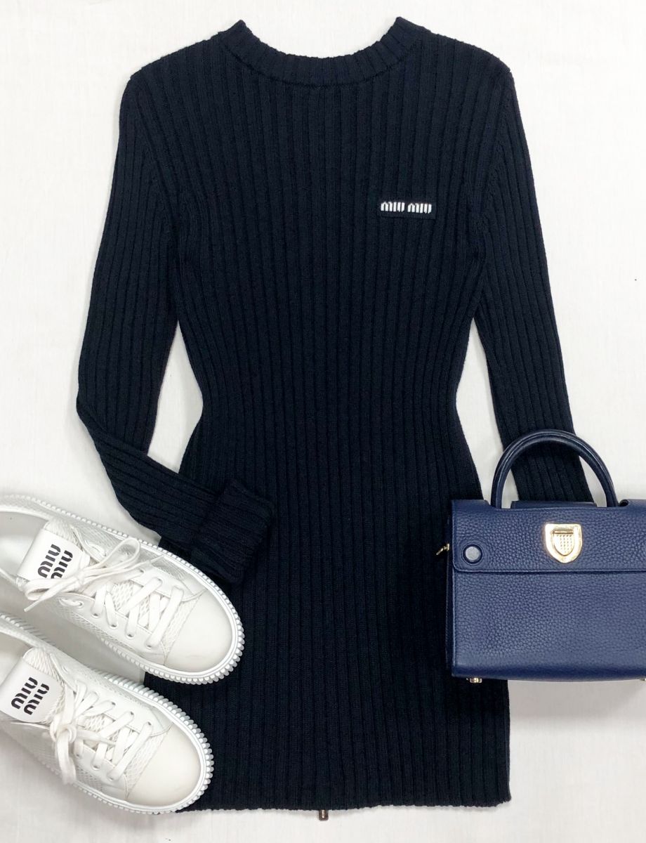 Платье Miu Miu размер 38 цена 39 138 руб
Кеды Miu Miu размер 39 цена 46 965 руб
Сумка Christian Dior