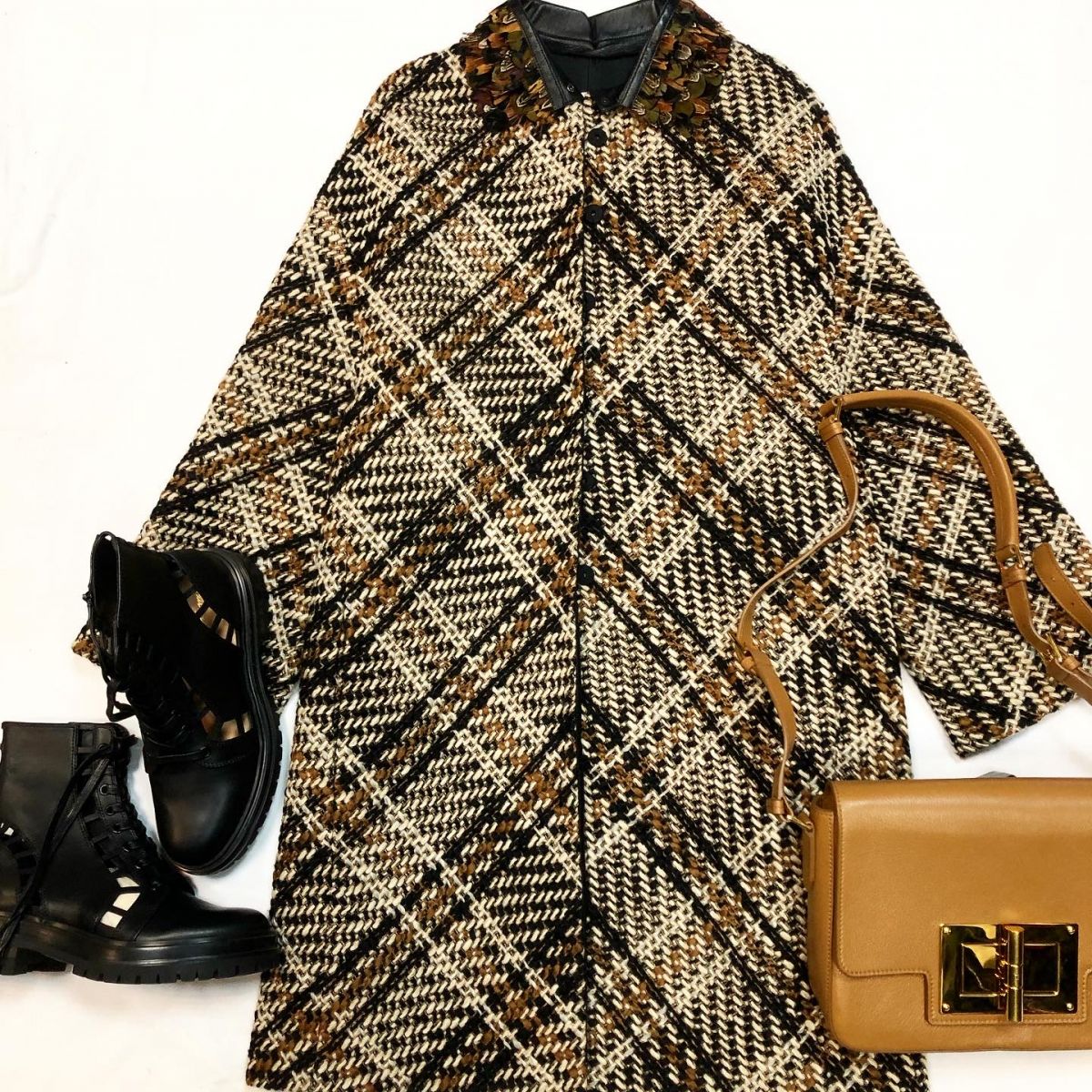 Пальто /твид/перья/ VALENTINO размер 40 цена 61 540 руб Сумка TOM FORD