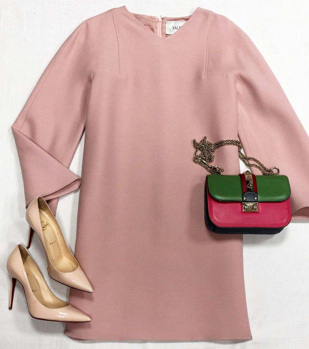 Платье Valentino размер 44 цена 15 655 руб
Туфли LOUBOUTIN размер 38.5 цена 23 483 руб
Сумка Valentino 
