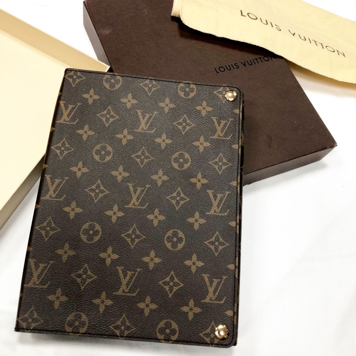 Чехол для планшета / айпада LOUIS VUITTON цена 62 620 руб /в коробке / 