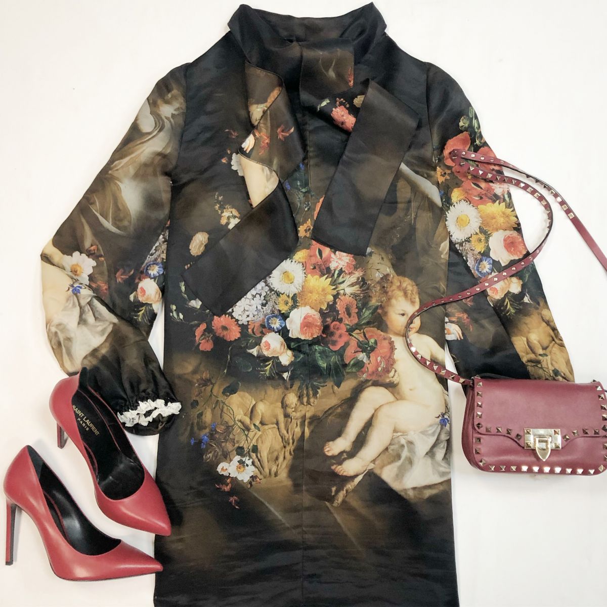 Платье Dolce Gabbana размер 40 цена 10 770 рубТуфли Saint Laurent размер 39 цена 15 385 рубСумка Valentino