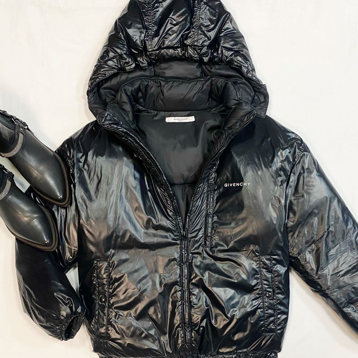 Пуховик Givenchy размер 36 цена 26 155 рубБотинки Brunello Cucinelli размер 38.5 цена 61 540 руб