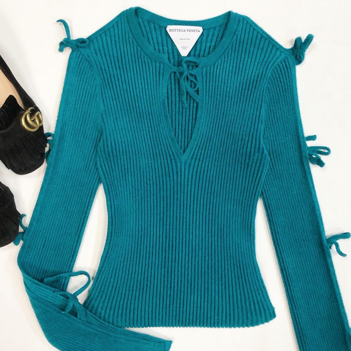 Кофта BOTTEGA VENETA  размер XS цена 23 077 рубТуфли GUCCI  размер 36 цена 12 308 руб
