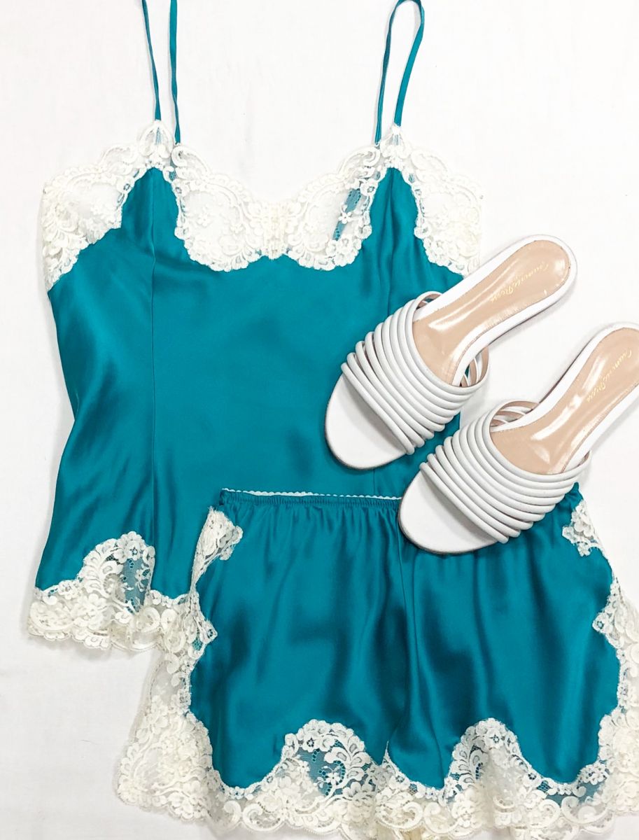 Костюм /шелк/ ажур/ топ+ шорты размер S цена 7 828 рубСабо Gianvito Rossi размер 40 цена 23 483 руб