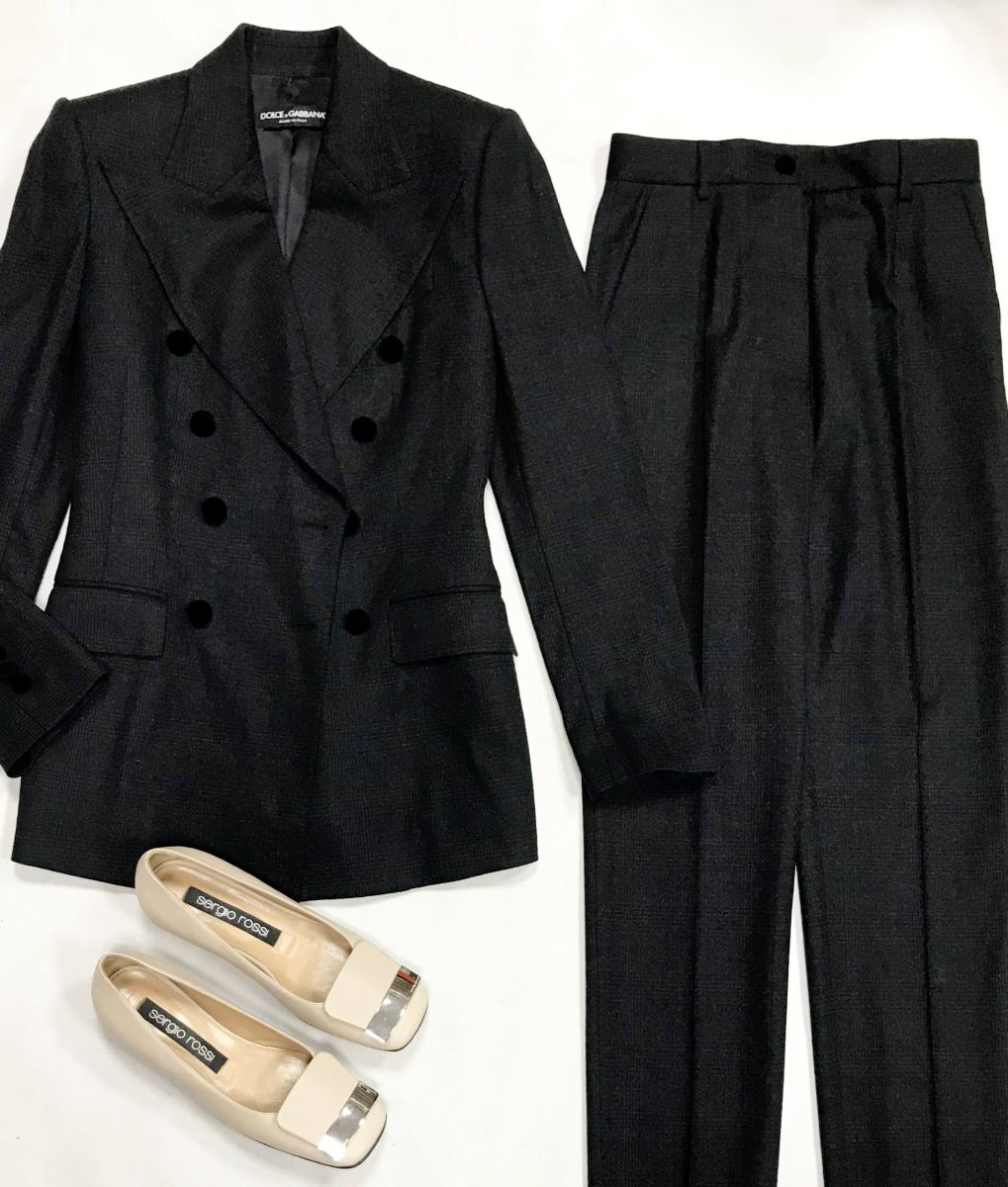 Костюм Dolce Gabbana размер 40 цена 31 310 руб
Балетки Sergio Rossi размер 38 цена 23 483 руб