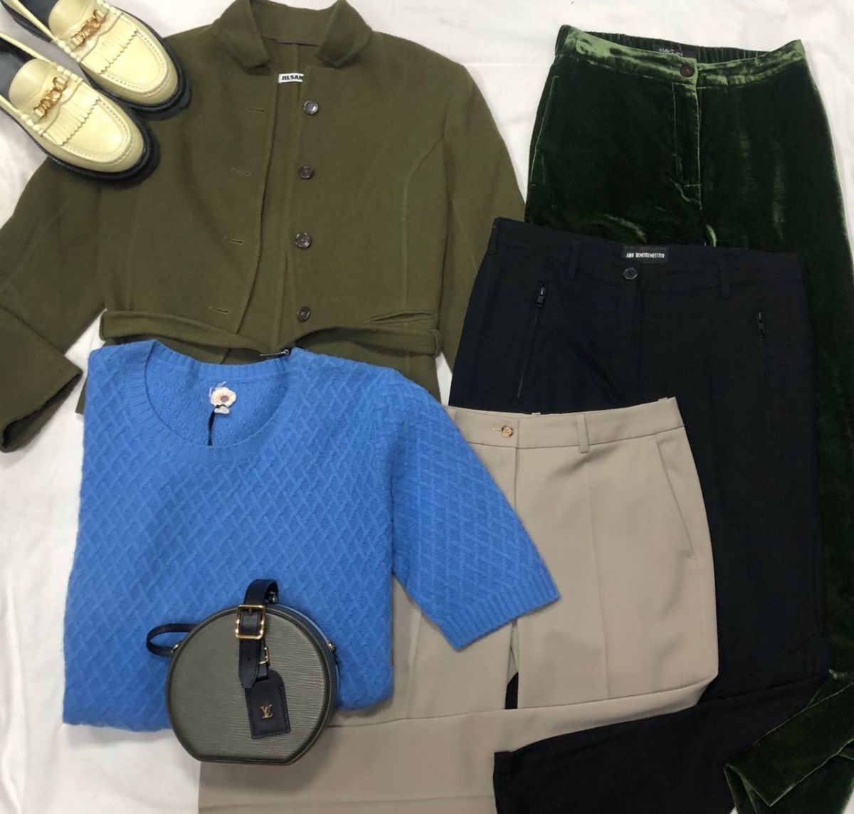 Жакет JIL SANDER размер S цена 10 959 руб
Брюки MARCCAIN / MICHAEL KORS / ANN DEMEULEMESTER размер 40 цена 4 697 / 9 393 7 828 руб /
Свитер ALUDE размер XL цена 7 828 руб / с ценником/