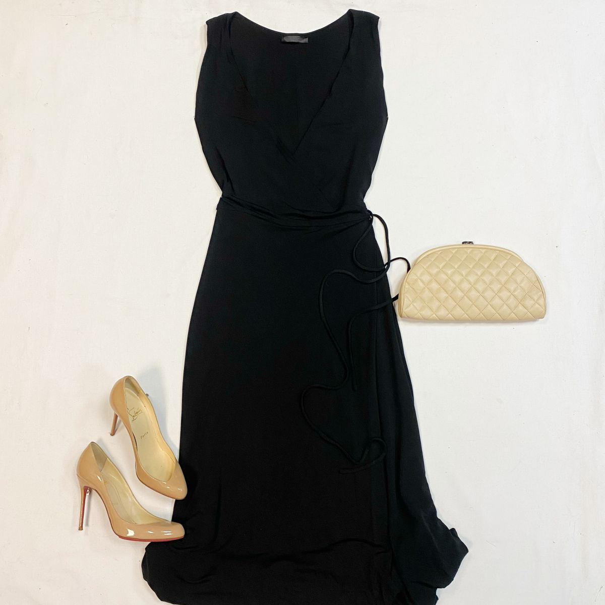 Платье The Row размер L цена 6 154 рубТуфли Louboutin размер 38 цена 18 462 рубКлатч Chanel