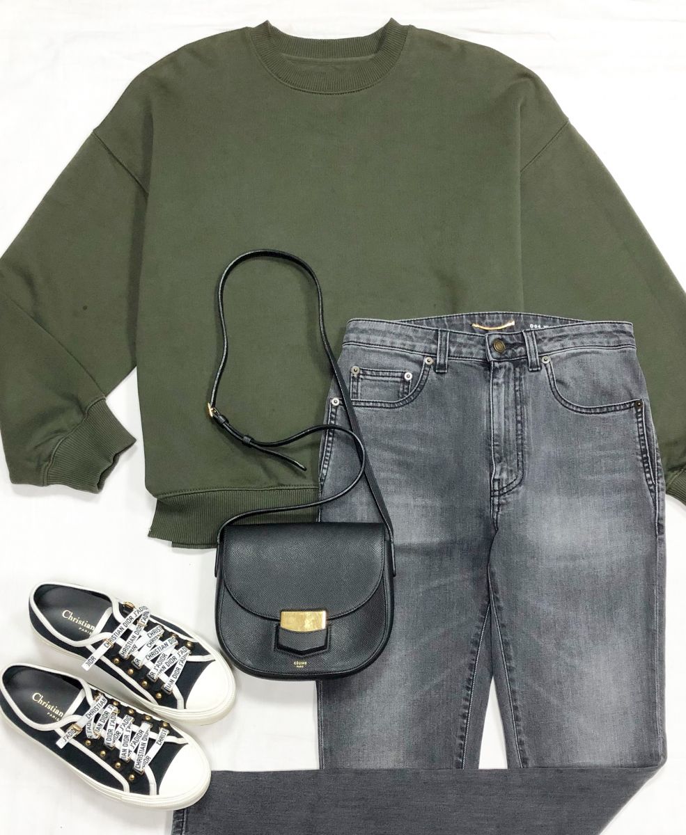 Джинсы Saint Laurent размер 25 цена 15 655 руб
Толстовка Tommy Hilfiger размер S цена 3 131 руб
Кеды Christian Dior размер 36.5 цена 46 965 руб
Сумка Celine