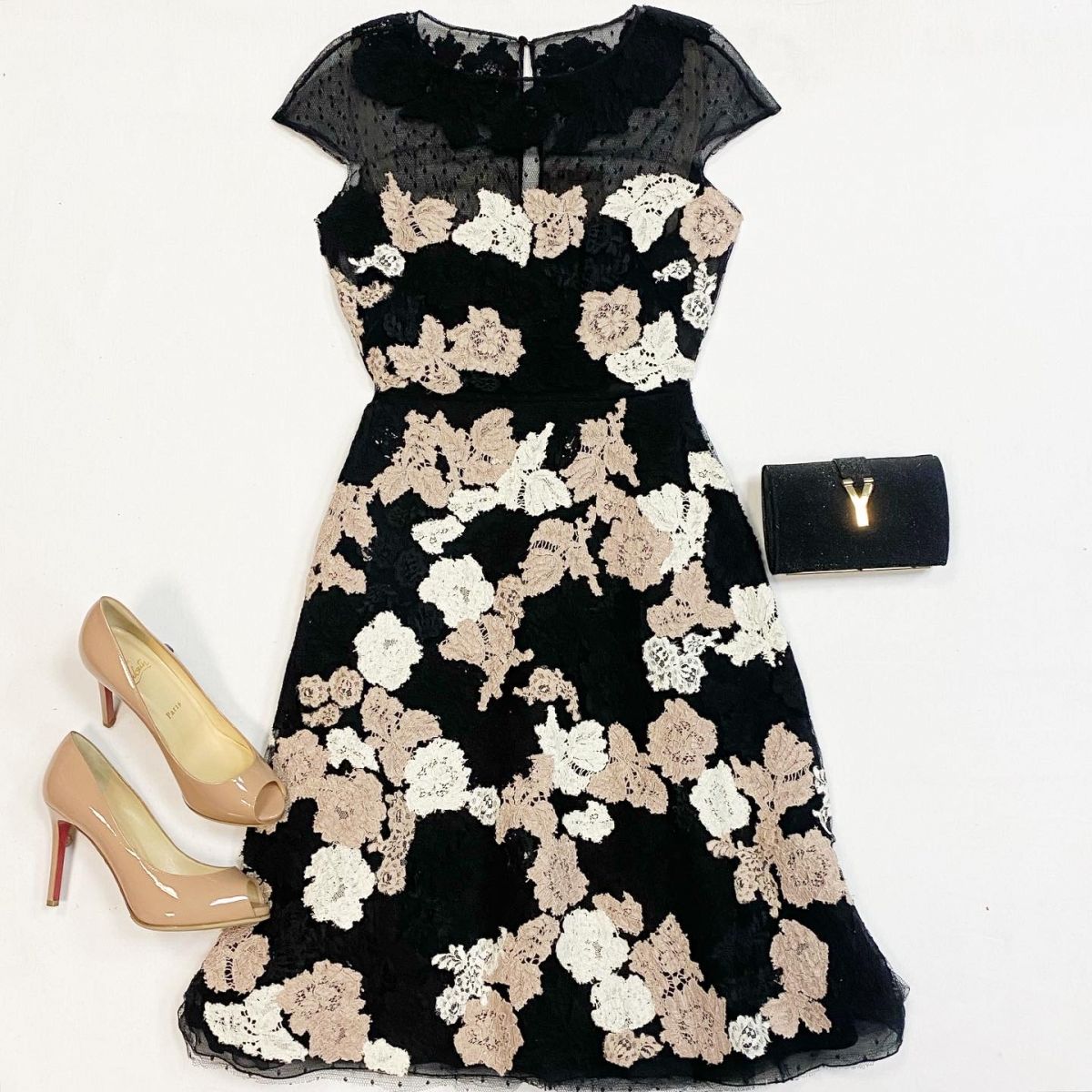 Платье/шитьё/ Valentino размер 4 цена 23 078 рубТуфли Louboutin размер 37.5 цена 15 385 рубКлатч Ysl