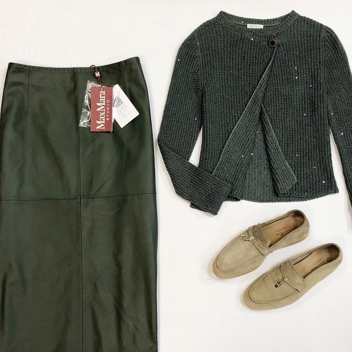 Юбка/кожа/ Max Mara размер 50 цена 23 078 рубКардиган/пайетки/ Brunello Cucinelli размер S цена 15 385 рубЛоферы Lori Piana размер 39 цена 38 463 руб