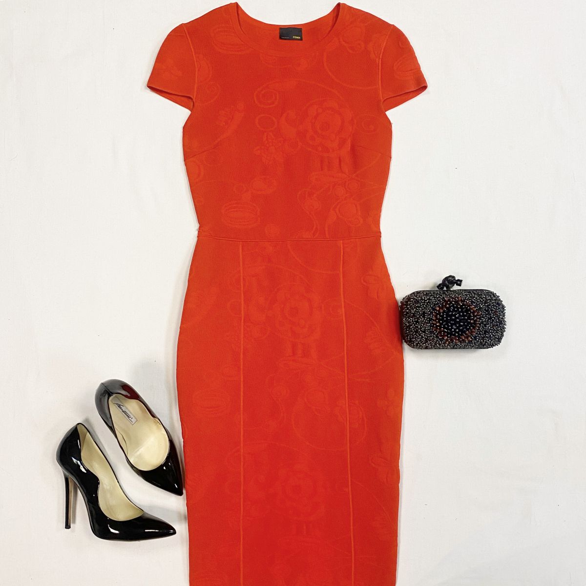 Платье Fendi размер 40 цена 15 385 рубТуфли Brianatwood размер 38.5 цена 10 770 рубКлатч Bottega Veneta