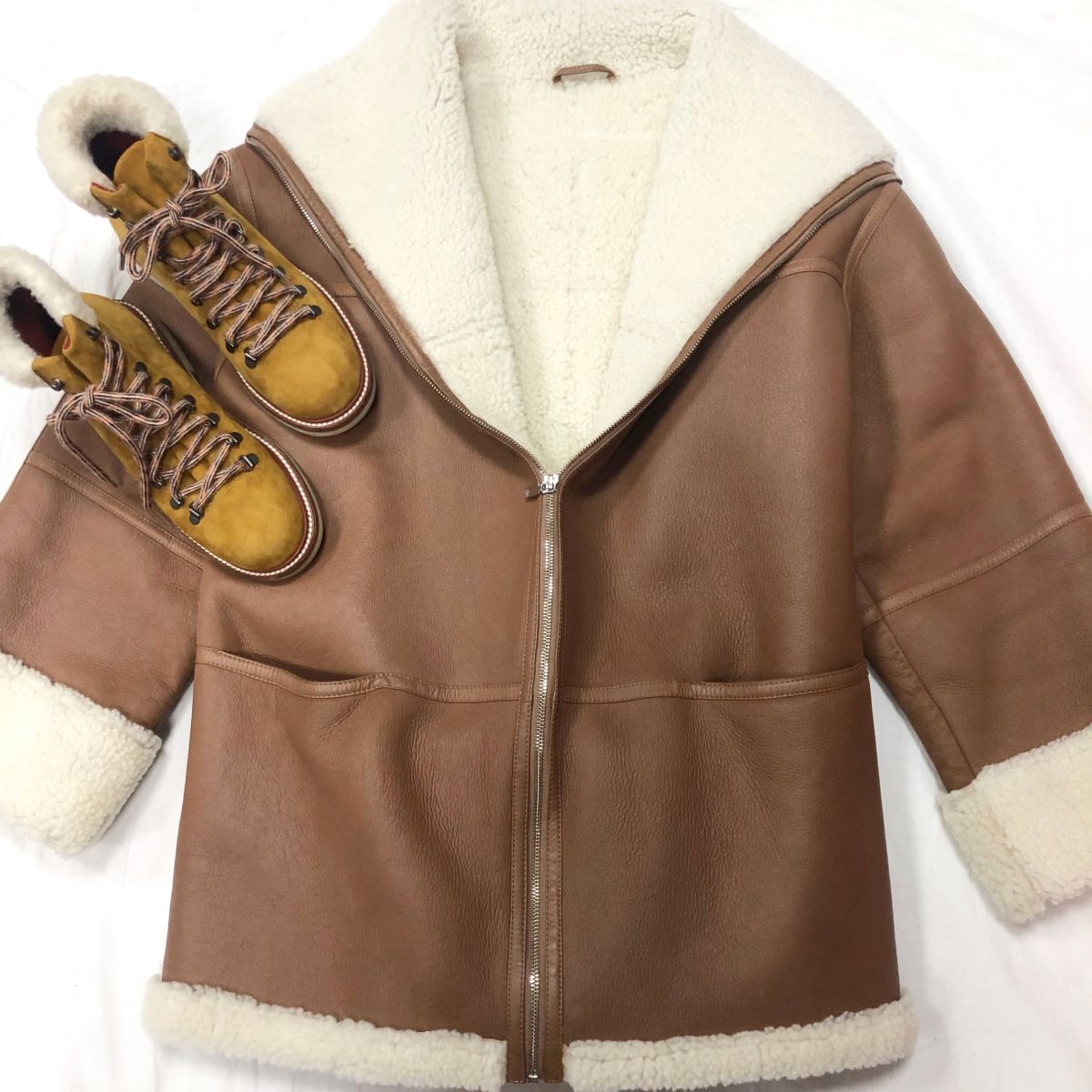 Дублёнка TOTEME размер M цена 62 620 руб 
Ботинки LORO PIANA