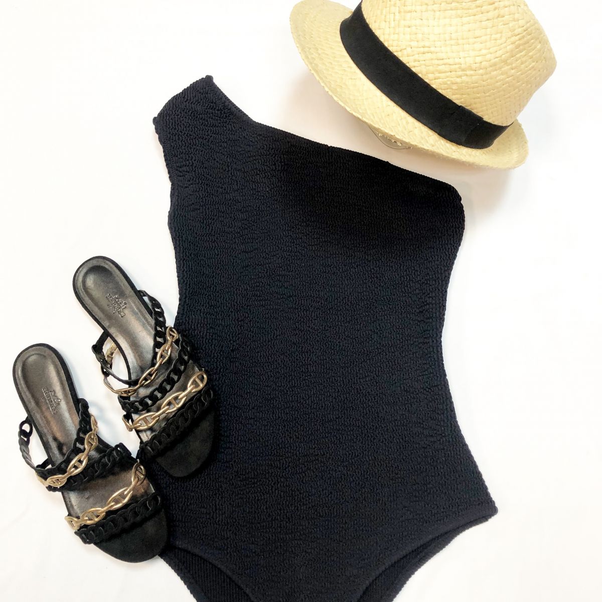 Купальник BOTTEGA VENETA размер 42 цена 15 385 руб 
Сабо HERMES размер 38 цена 23 078 руб 
Шляпа размер M/L цена 4 616 руб