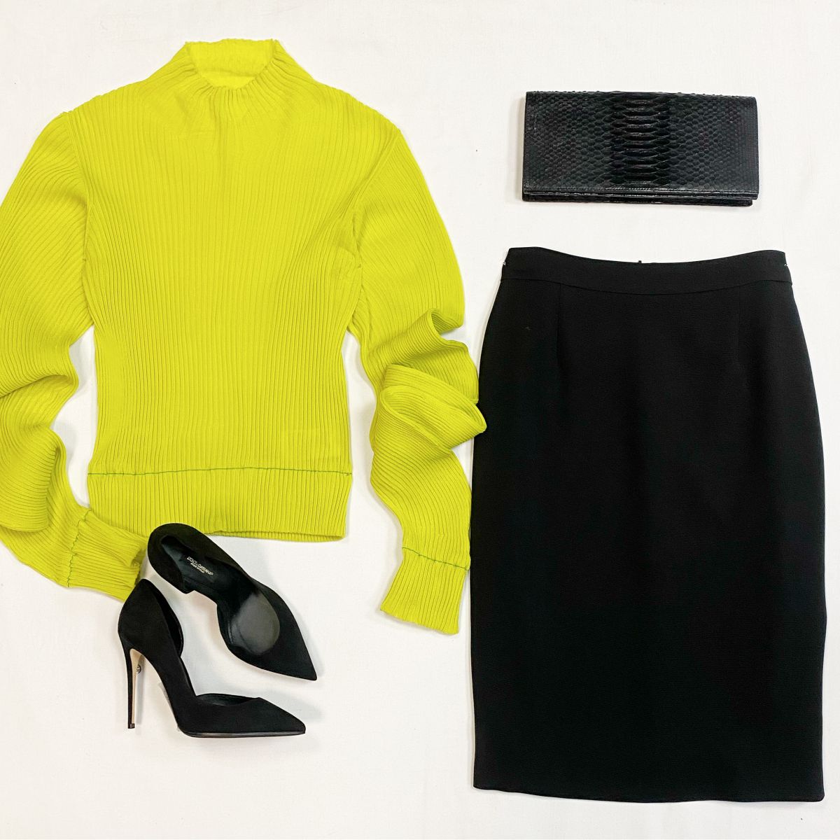 Кофта Bottega Veneta размер M цена 15 385 рубЮбка Carolina Herrera размер 4 цена 6 154 рубТуфли Dolce Gabbana размер 37 цена 15 385 рубКлатч Dior