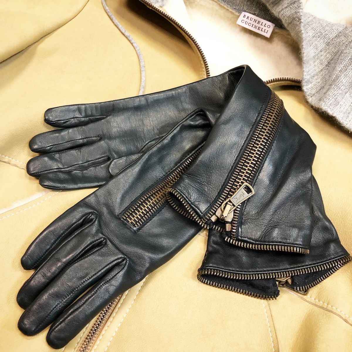 Перчатки / кожа / Yves Saint Laurent  размер 6.5 цена 4 616 руб 