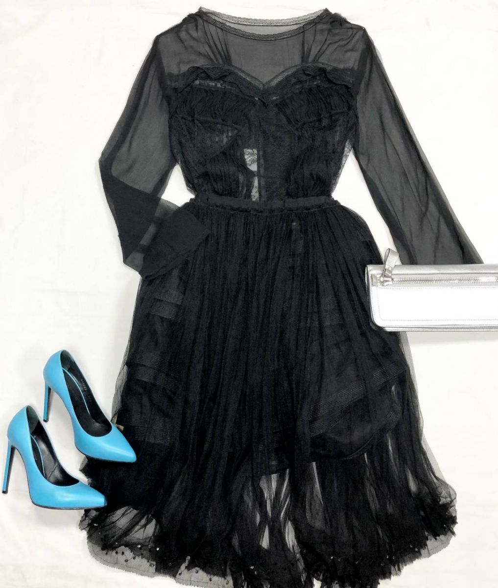 Платье/ажур/ камни/ Nina Ricci размер 38 цена 39 138 руб
Туфли Saint Laurent размер 37.5 цена 15 655 руб
Клатч Tom Ford 
