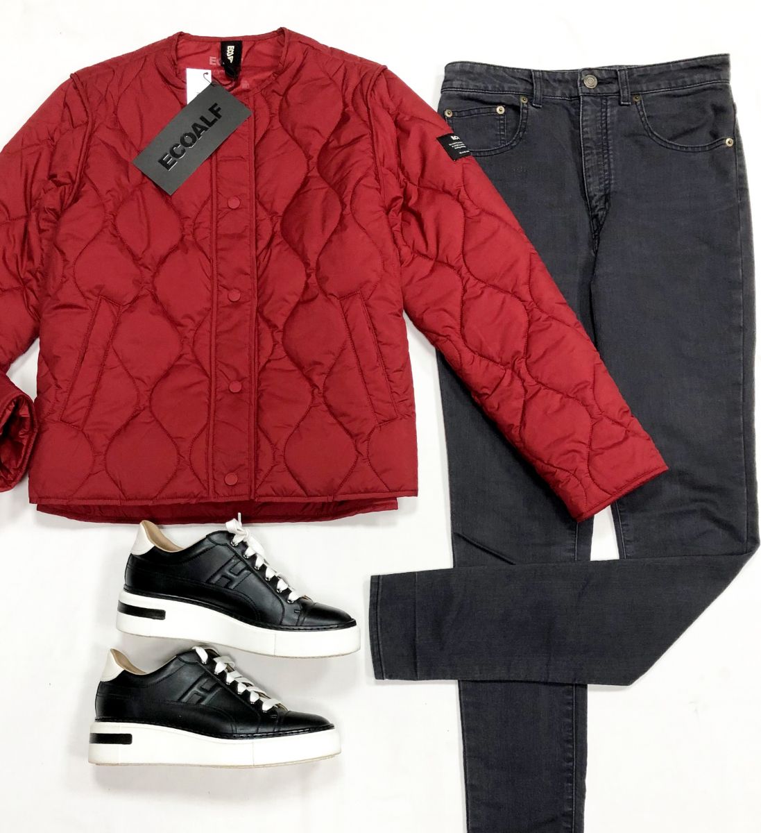 Куртка размер S цена 14 090 руб
Джинсы Saint Laurent размер 30 цена 10 959 руб
Кеды Hermès размер 39 цена 78 275 руб