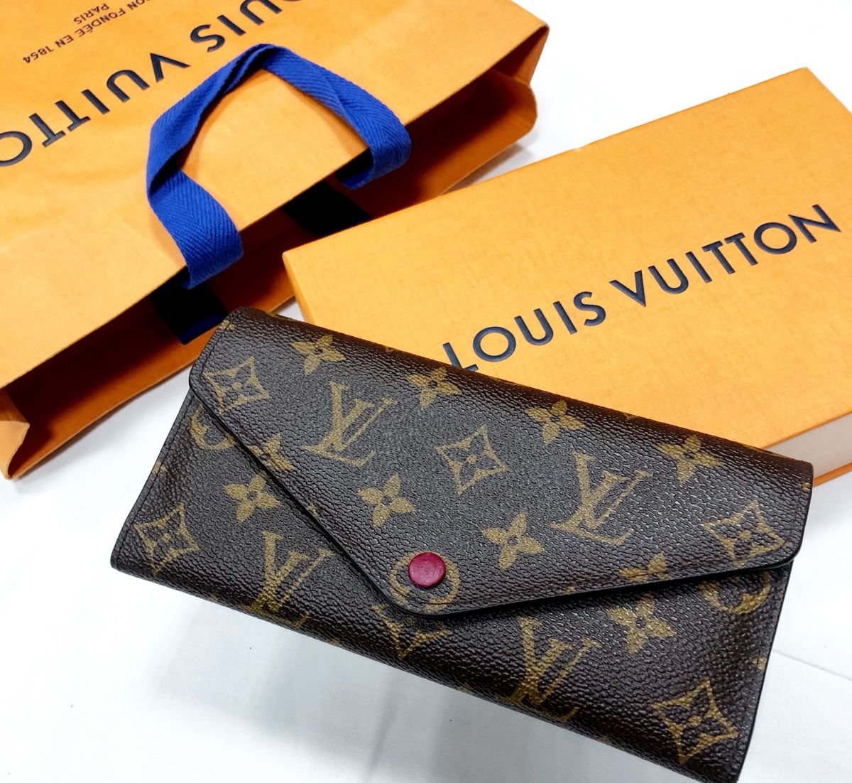 Кошелек LOUIS VUITTON цена 30 770 руб 