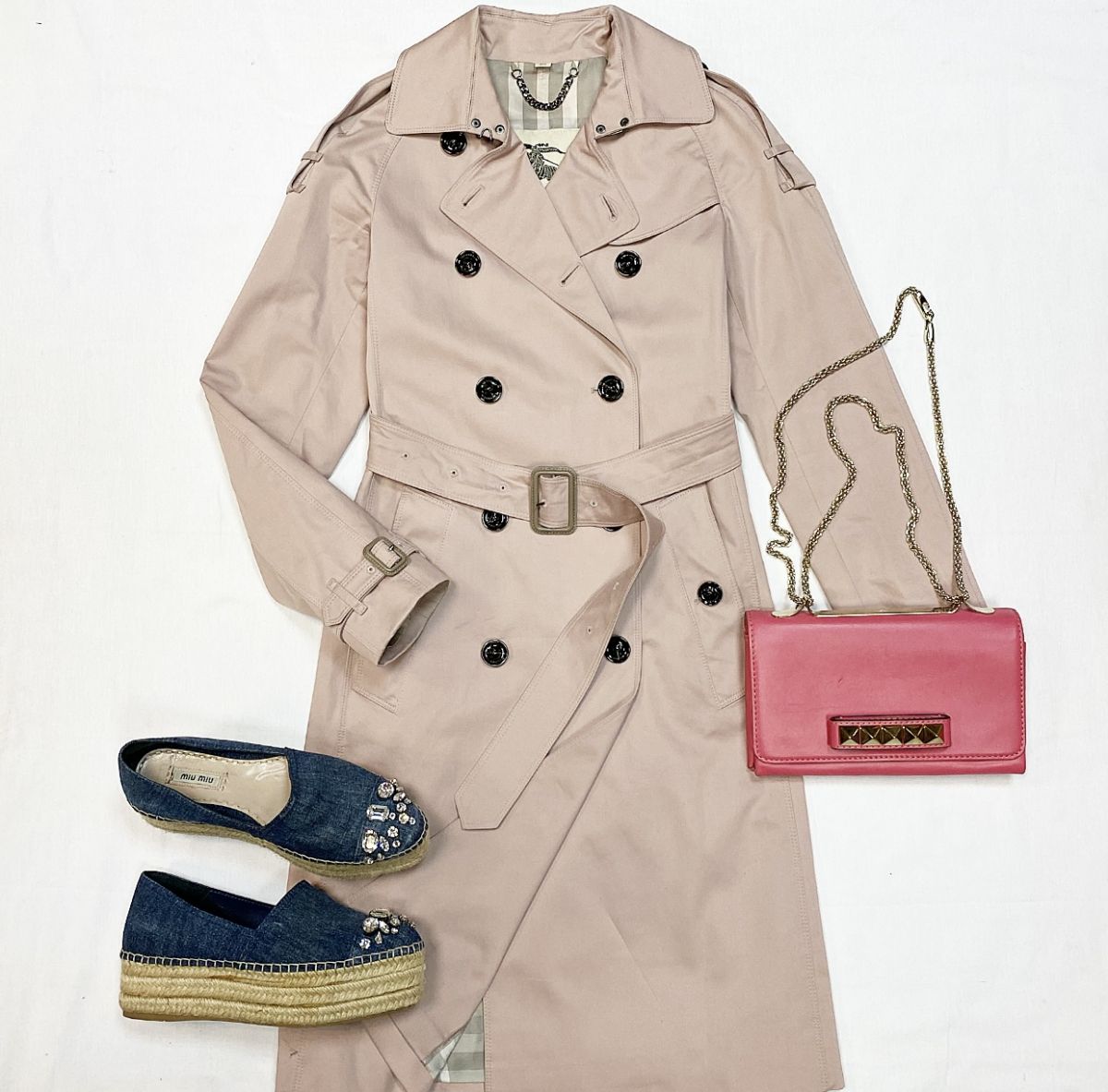 Тренч Burberry размер 38 цена 30 770 рубЛоферы Miu Miu размер 39 цена 9 231 рубСумка Valentino