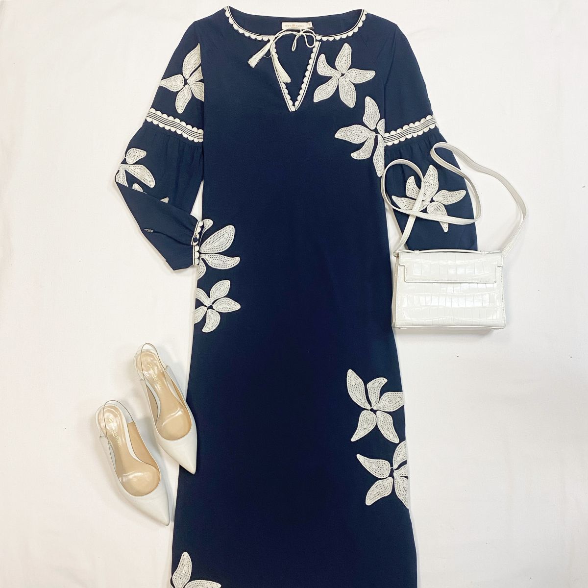 Платье Tory Burch размер 2 цена 9 231 рубТуфли Gianvito Rossi размер 37.5 цена 12 308 рубСумка Giosa