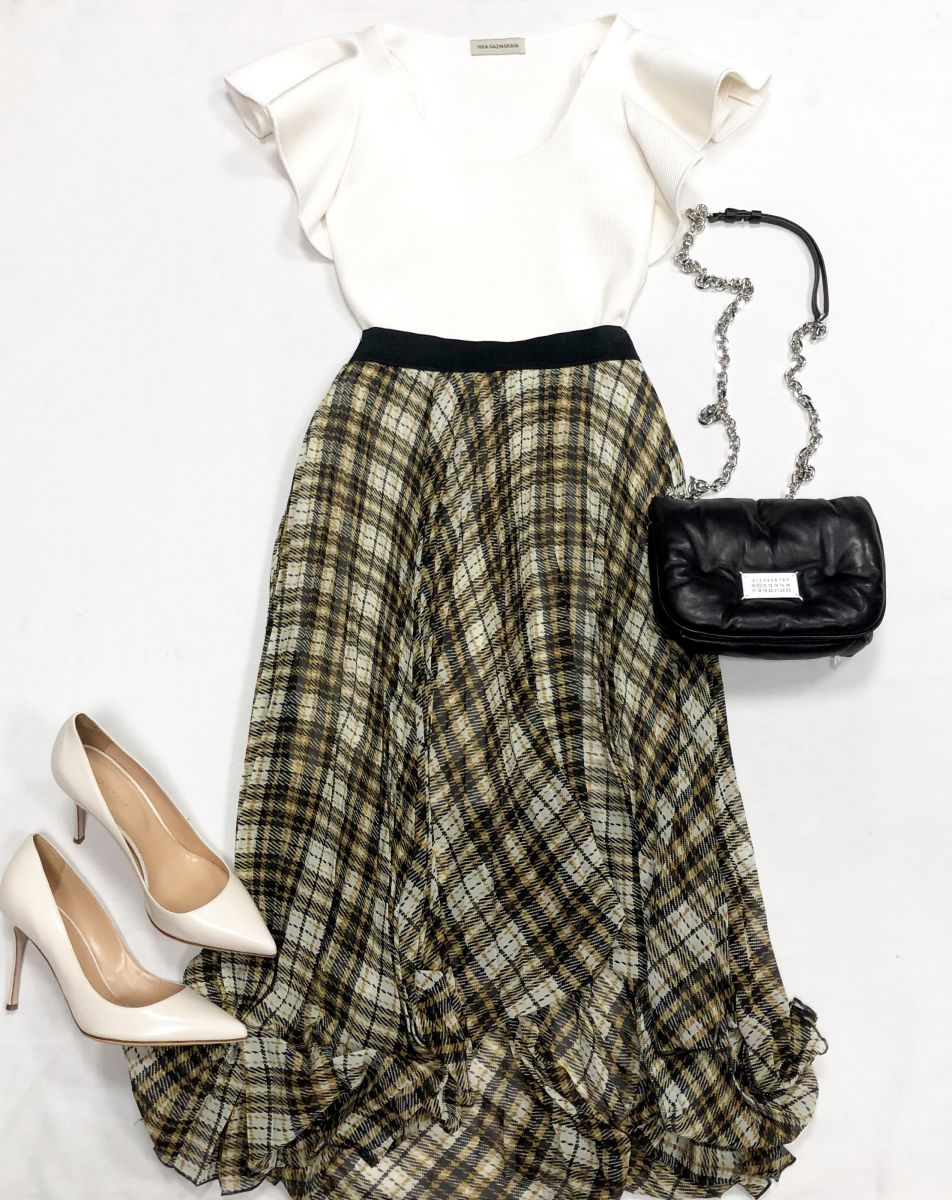 Топ Vika Gazinskaya размер M цена 15 655 руб
Юбка Maji размер 3 цена 4 697 руб
Туфли Sergio Rossi размер 40 цена 15 655 руб
Сумочка Maison Martin Margiela