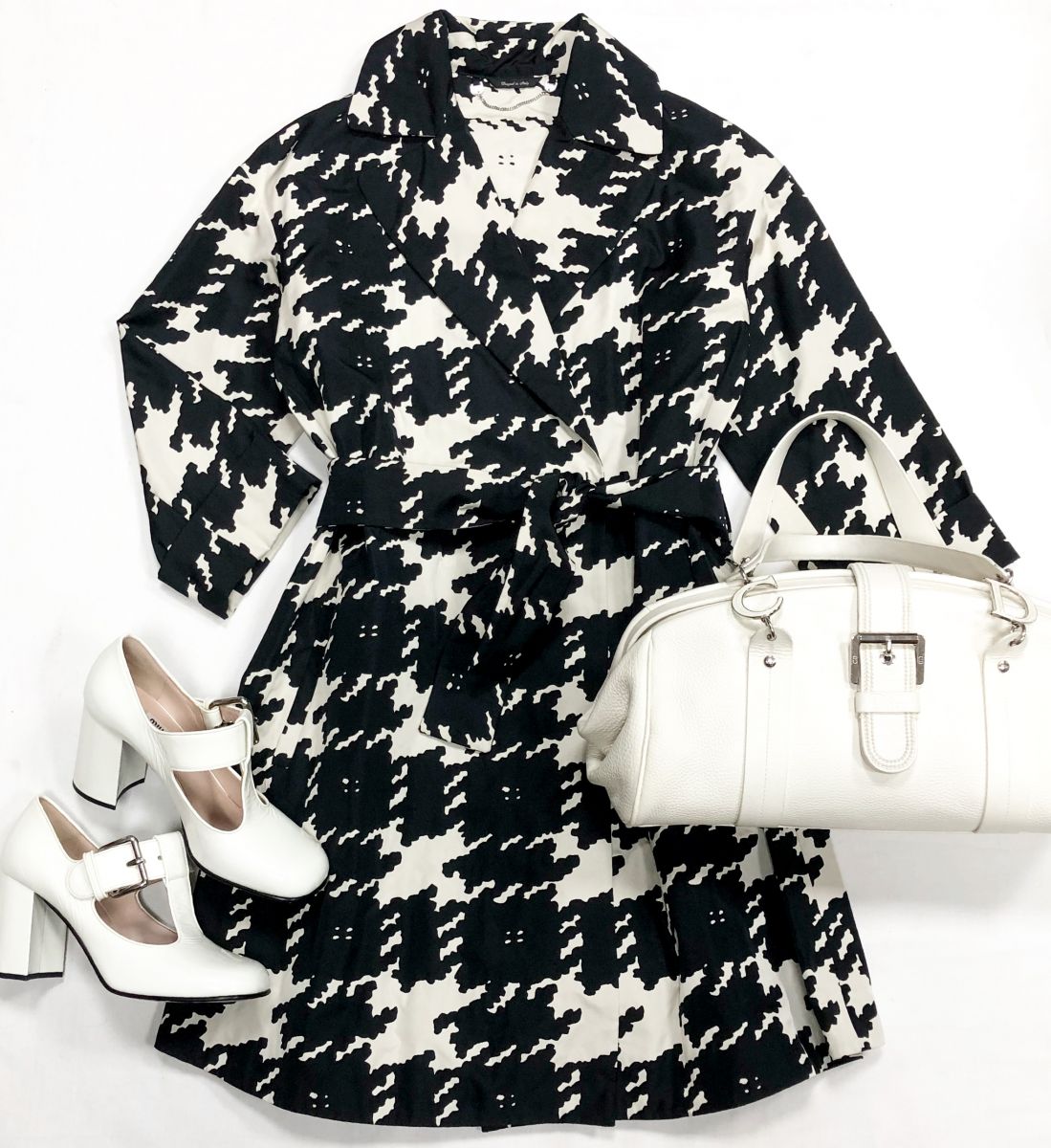 Плащ Max Mara размер 40 цена 15 655 руб
Туфли Miu Miu размер 38 цена 23 483 руб
Сумка Christian Dior