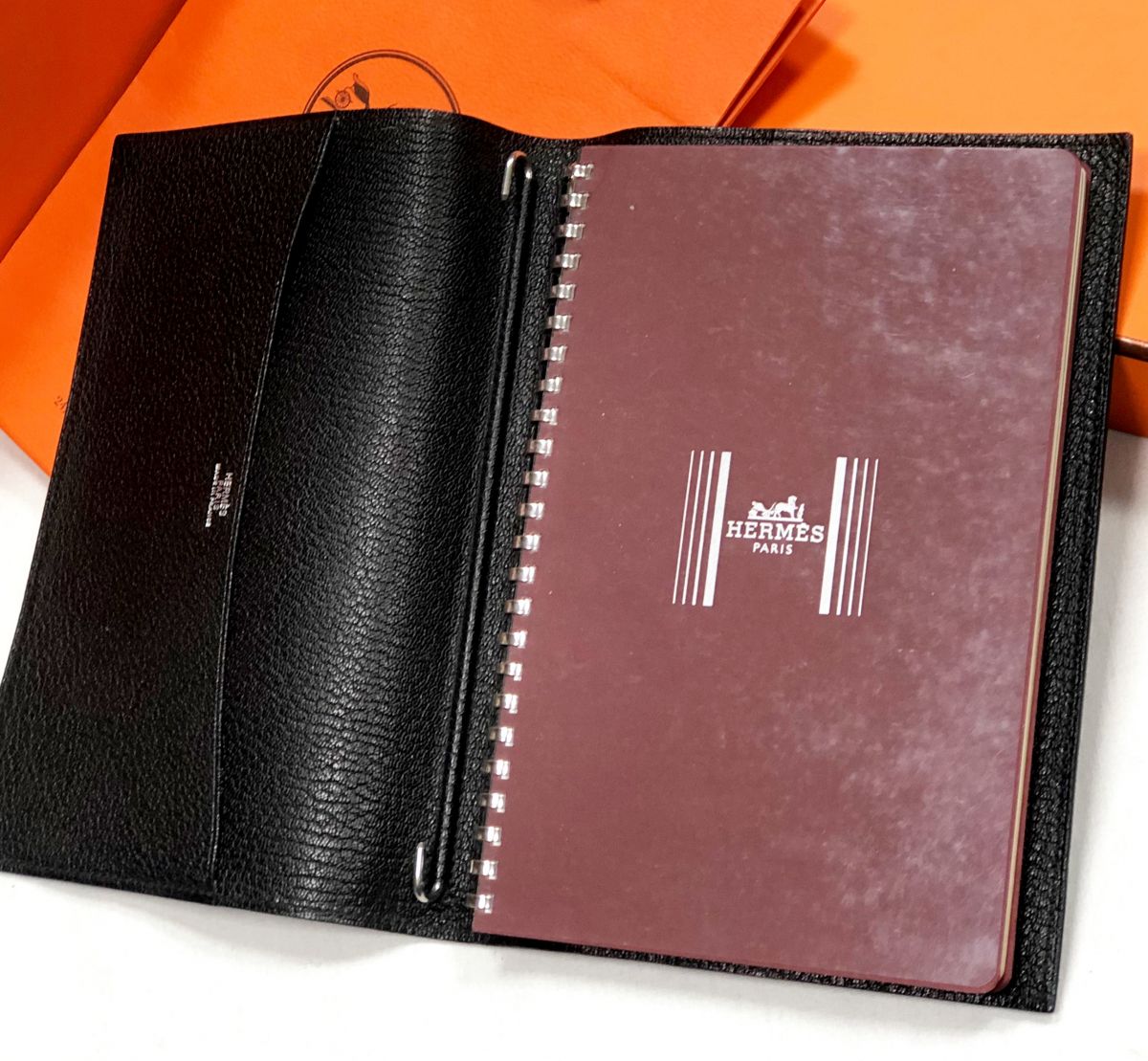 Записная книжка Hermès цена 31 310 руб

