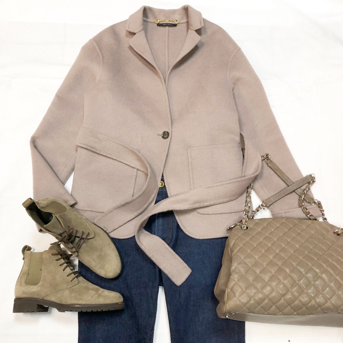 Пальто GUCCI размер 38 цена 15 385 руб 
Джинсы BURBERRY размер 30/32 цена 12 308 руб 
Ботинки LORO PIANA размер 38 цена 43 078 руб 
Сумка Chanel