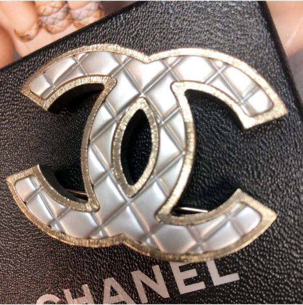 Брошка Chanel 