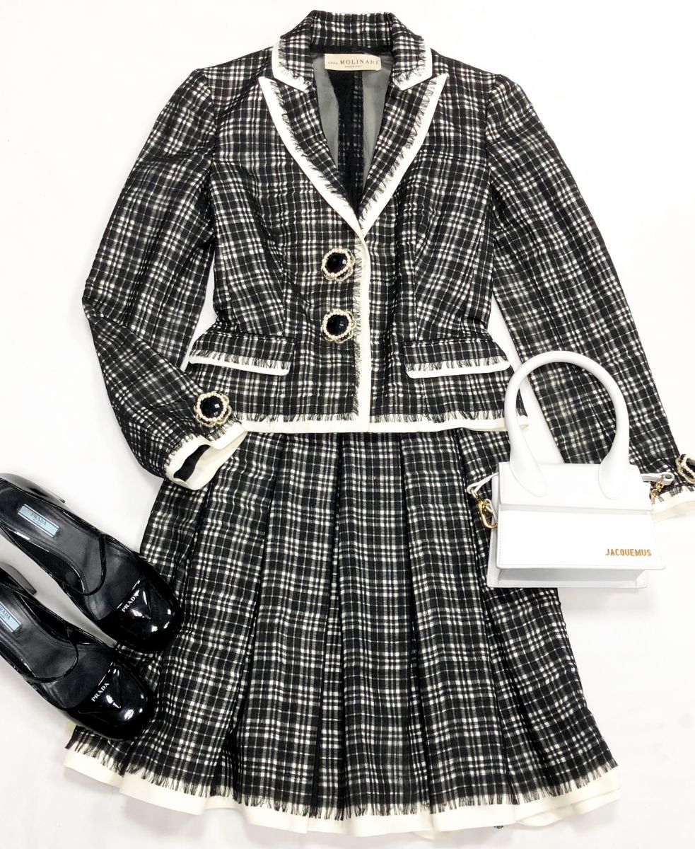 
Костюм /камни/ Anna Molinari размер 40 цена 15 655 руб
Туфли Prada размер 39 цена 46 965 руб
Сумка Jacquemus