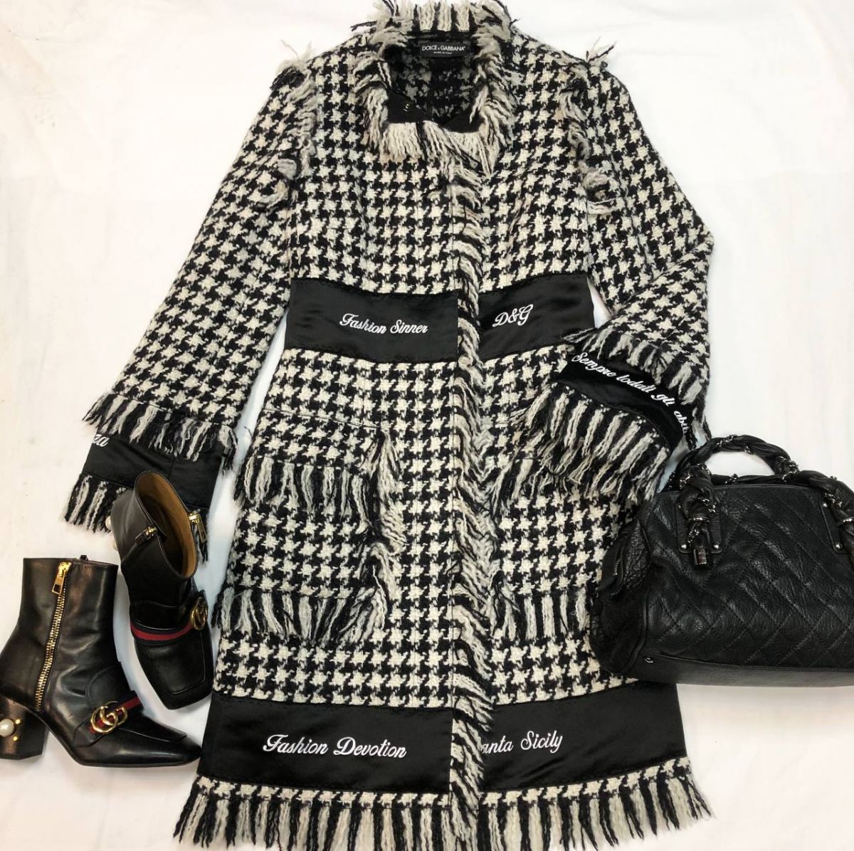 Пальто /твид/бахрома/ DOLCE GABBANA размер 46 цена 61 540 руб 
Сумка Chanel