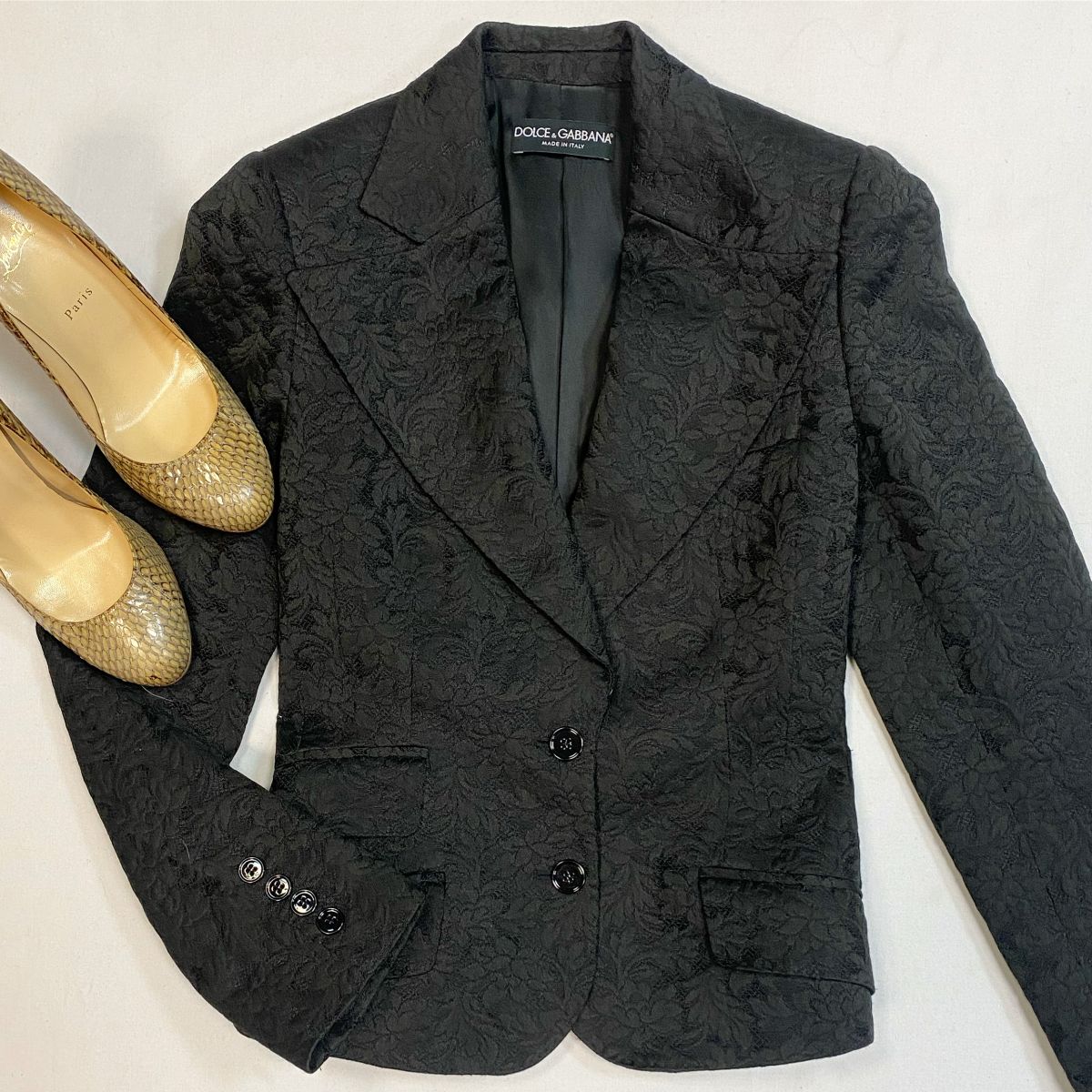 Жакет Dolce Gabbana размер 40 цена 15 385 рубТуфли Louboutin размер 42 цена 26 155 руб