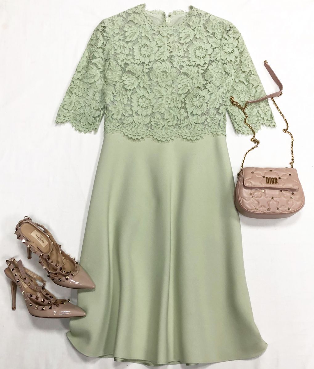 Платье/ ажур/ Valentino размер 38 цена 23 483 руб
Босоножки Valentino размер 37.5 цена 15 655 руб
Сумочка Christian Dior