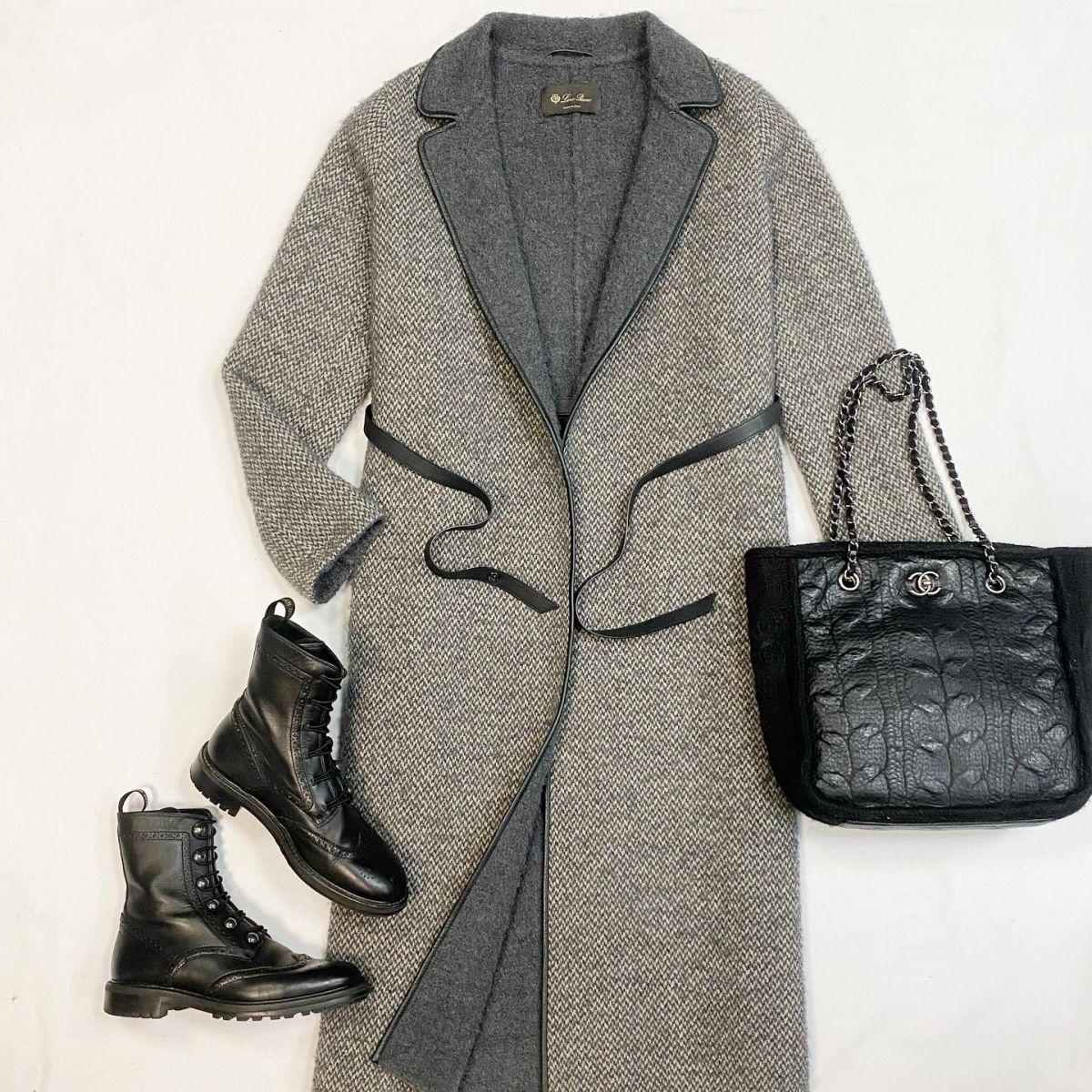 Пальто Loro Piana размер 42 цена 84 618 рубБотинки Dior размер 37.5 цена 30 770 рубСумка Chanel