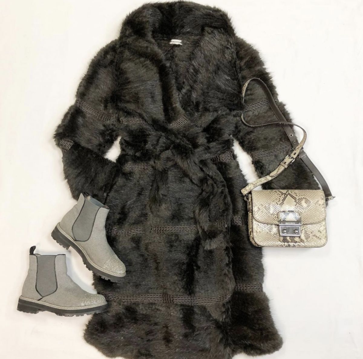 Пальто/мех/ Sonia Rykiel размер 44 цена 38 462 рубБотинки Pertinis размер 36.5 цена 15 385 рубСумка Miu Miu