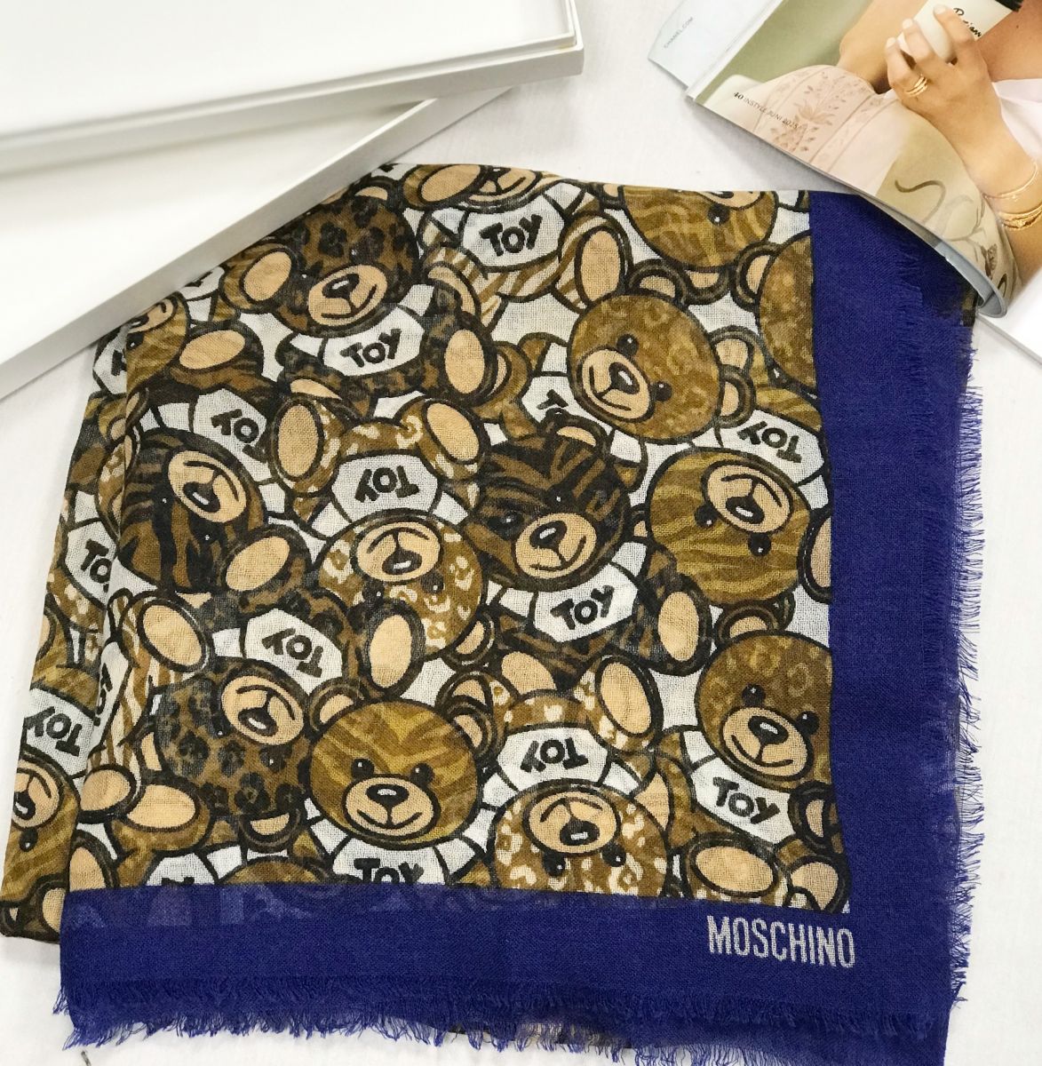 Палантин Moschino размер 120/120 цена 9 393 руб