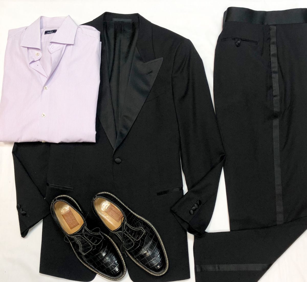 #Mechtamen 
Костюм ARMANI COLLEZIONI размер 52 цена 12 308 руб 
Рубашка Vanlaack размер 40/15.3/4 цена 4 616 руб 
Туфли /крокодил/ a.Testoni размер 42.5 цена 46 155 руб