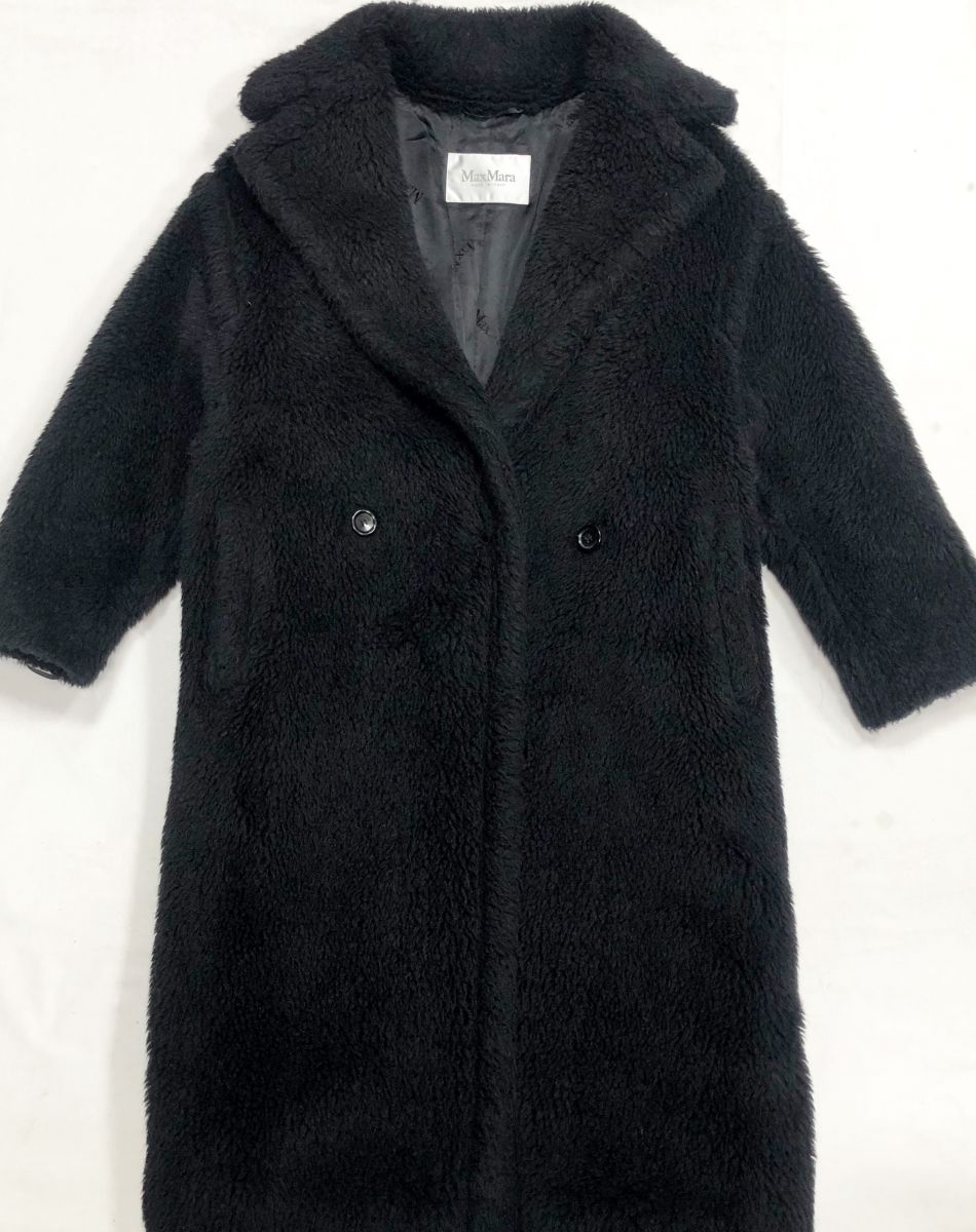 Пальто Max Mara размер S цена 46 965 руб
Ботинки Prada размер 38 цена 93 930 руб
Сумка Loewe