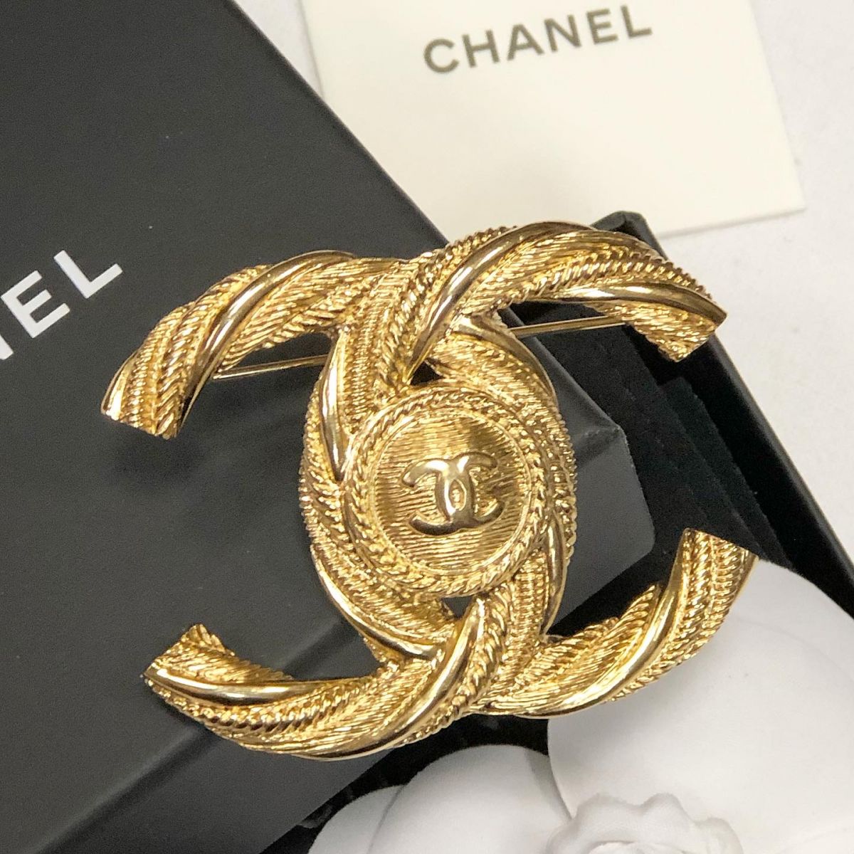 Брошка Chanel цена 30 770 руб / новая / упаковка /