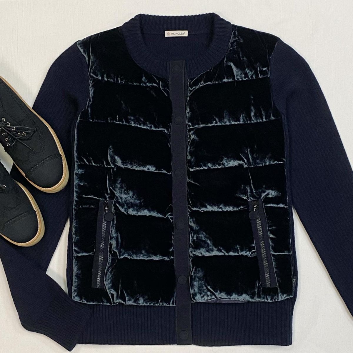 Куртка-Кардиган Moncler размер L цена 35 386 рубБотинки Chanel размер 40.5 цена 10 770 руб